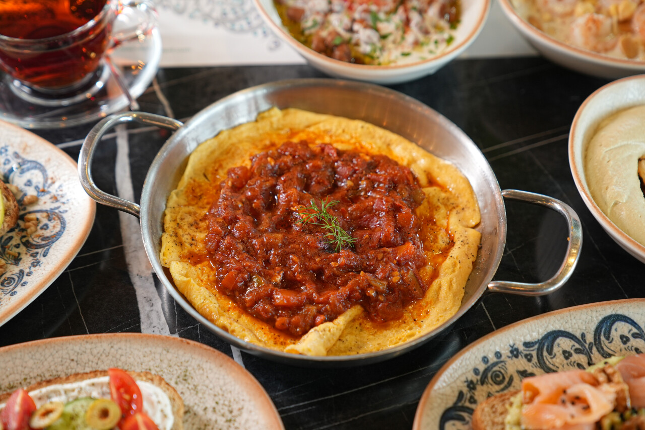 Omelet & tomatoes